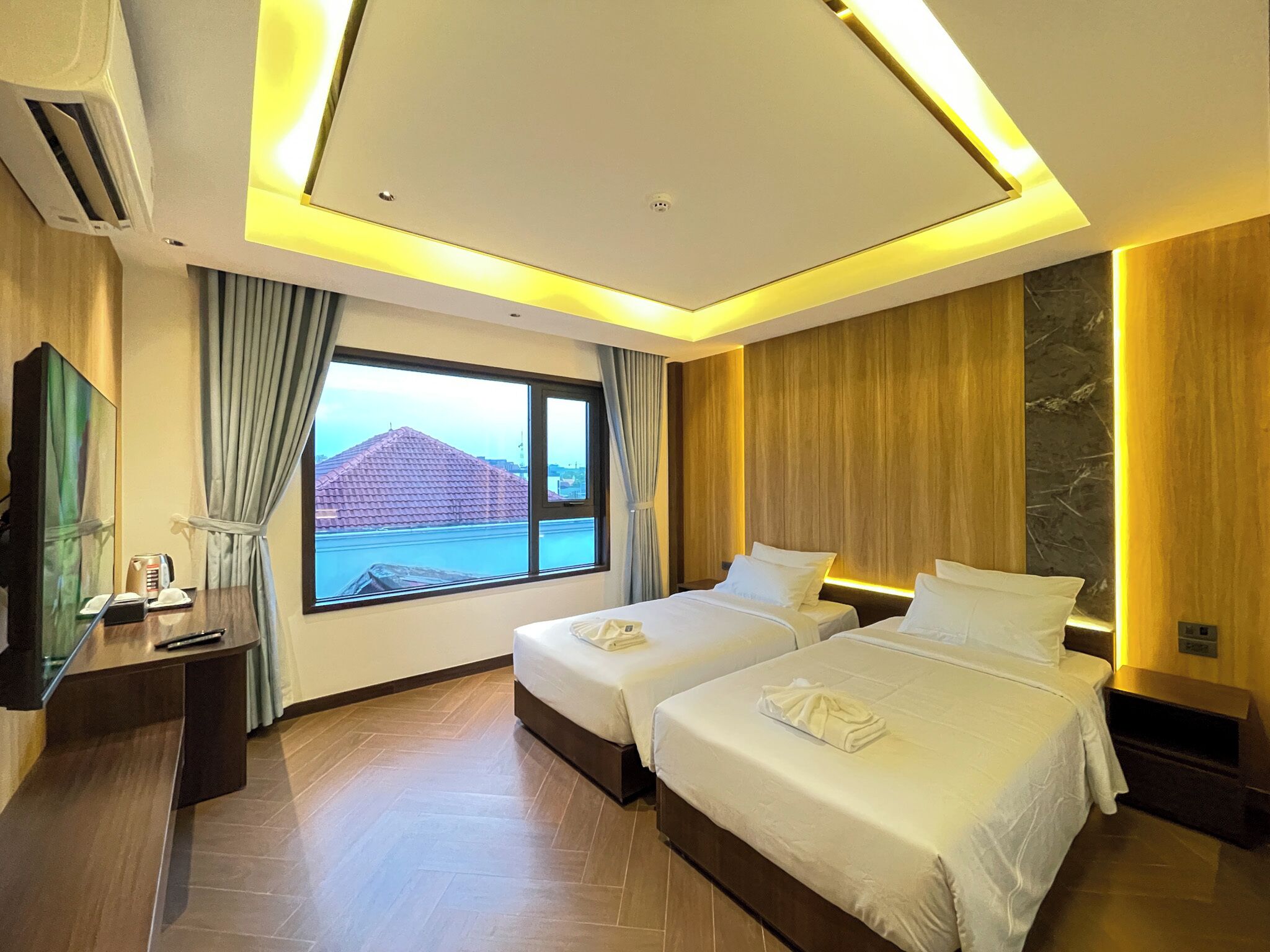 Deluxe Twin Room, 2 Bedrooms, Non Smoking | In-room safe, desk, blackout drapes, soundproofing