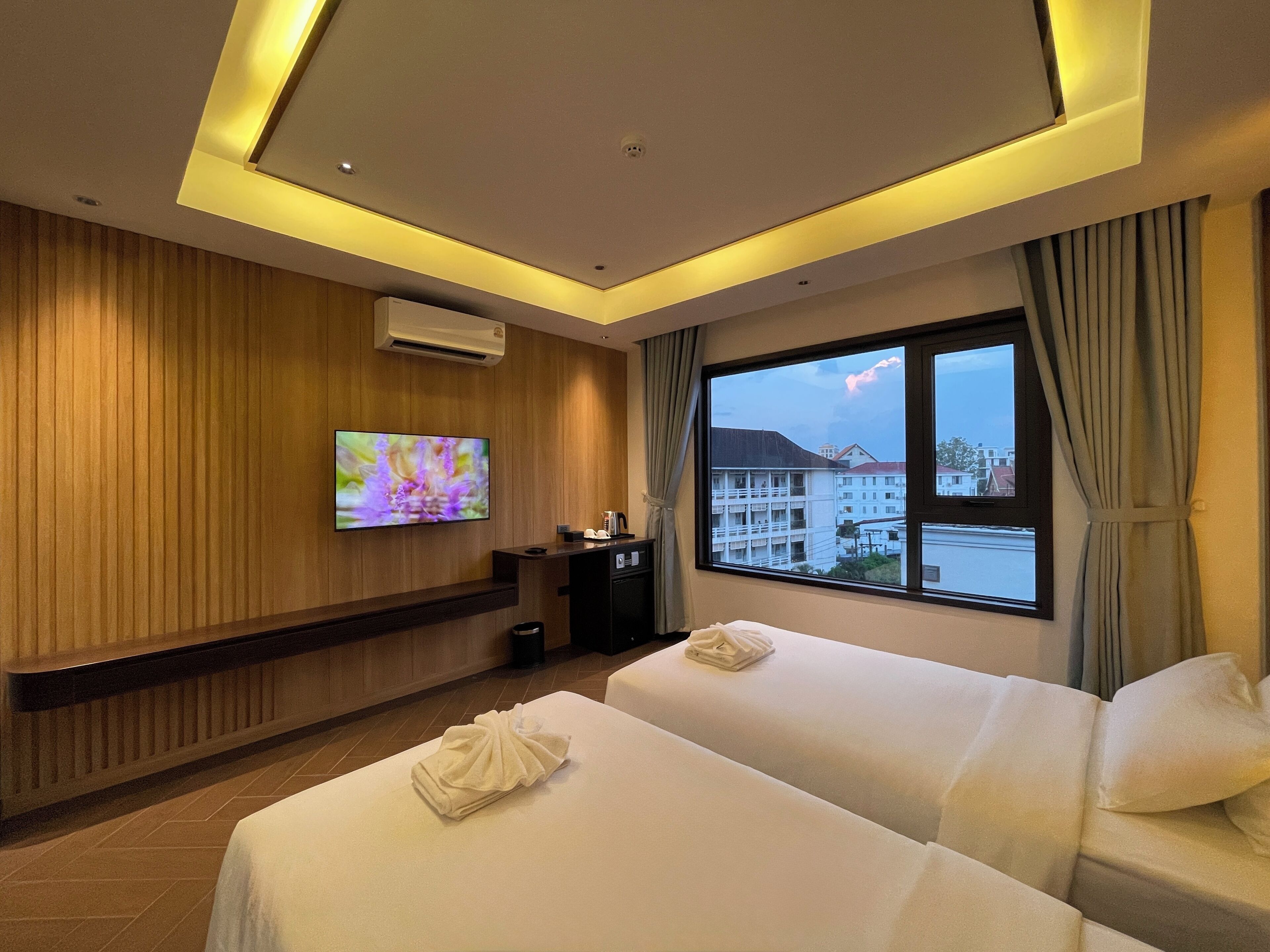 Tomannsrom – deluxe, 2 soverom, ikke-røyk | Safe på rommet, skrivebord, blendingsgardiner og lydisolert