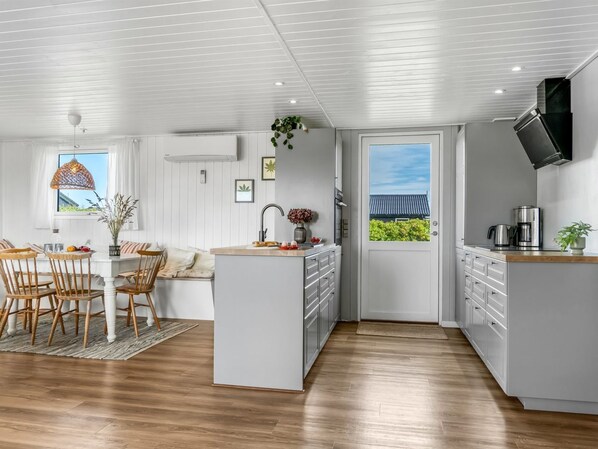 Fridge, microwave, dishwasher, cookware/dishes/utensils