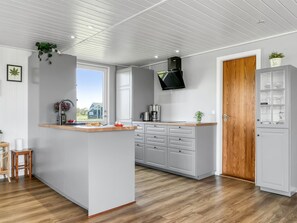 Fridge, microwave, dishwasher, cookware/dishes/utensils