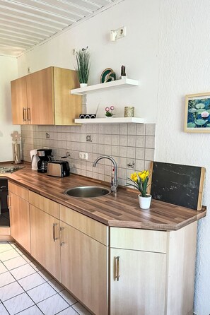 Kühlschrank, Mikrowelle, Ofen, Kochgeschirr/Geschirr/Besteck