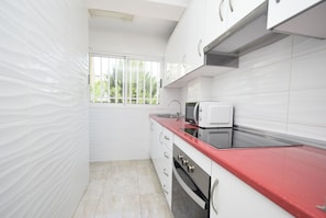 Kühlschrank, Mikrowelle, Ofen, Wasserkocher mit Kaffee-/Teezubehör