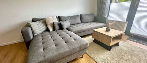 Fernseher, Tischtennisplatte, Stereoanlage