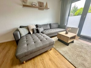 Tv, bordtennisbord, stereoanlæg