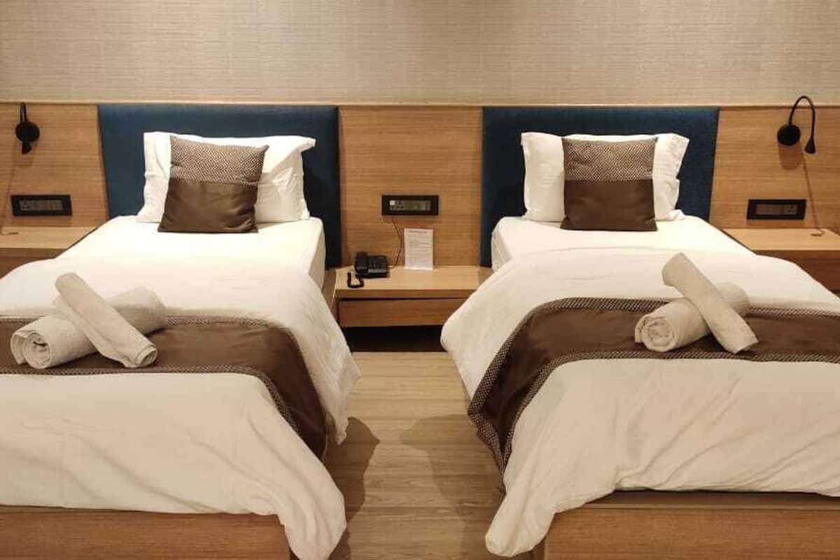 Quarto casal luxo | Escrivaninha, espaço de trabalho para notebook, Wi-Fi de cortesia