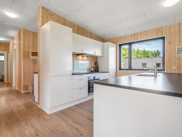 Fridge, microwave, dishwasher, cookware/dishes/utensils