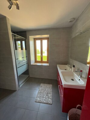 Shower, hair dryer, towels - Armand's House (Yssingeaux)