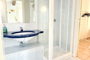 Douche, bidet, serviettes fournies