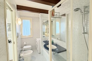 Shower, bidet, towels - SE194 – Senigallia, house with guest annex and parking space (Senigallia)
