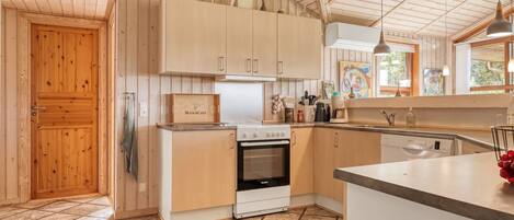 Kühlschrank, Mikrowelle, Geschirrspüler, Kochgeschirr/Geschirr/Besteck