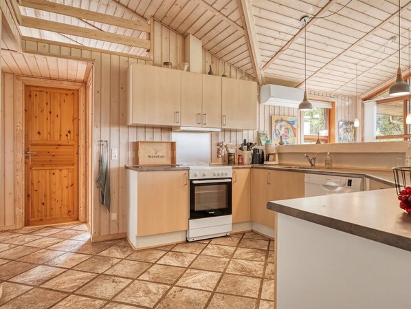 ثلاجة، ميكروويف، غسالة أطباق، مستلزمات طهي/أطباق/أوعية