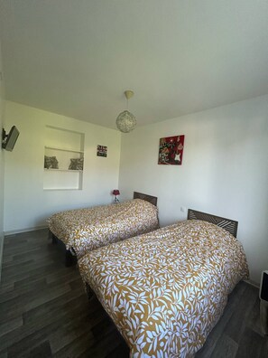 3 bedrooms, iron/ironing board, WiFi, bed sheets