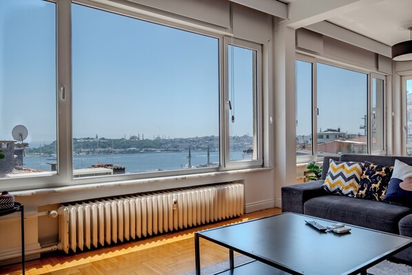 Living area - Bosphorus View with Spacious 5-bedroom apartment in amazing Istanbul with AC (İstanbul)