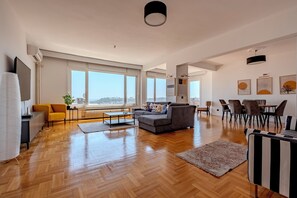 Living area - Bosphorus View with Spacious 5-bedroom apartment in amazing Istanbul with AC (İstanbul)