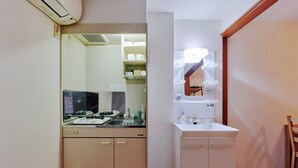 A compact kitchen with a dishwasher, sink, and cabinets. - XS01 XROSS STAY Namba1 (大阪市)