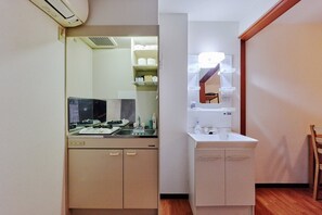 ثلاجة، ميكروويف، مستلزمات طهي/أطباق/أوعية