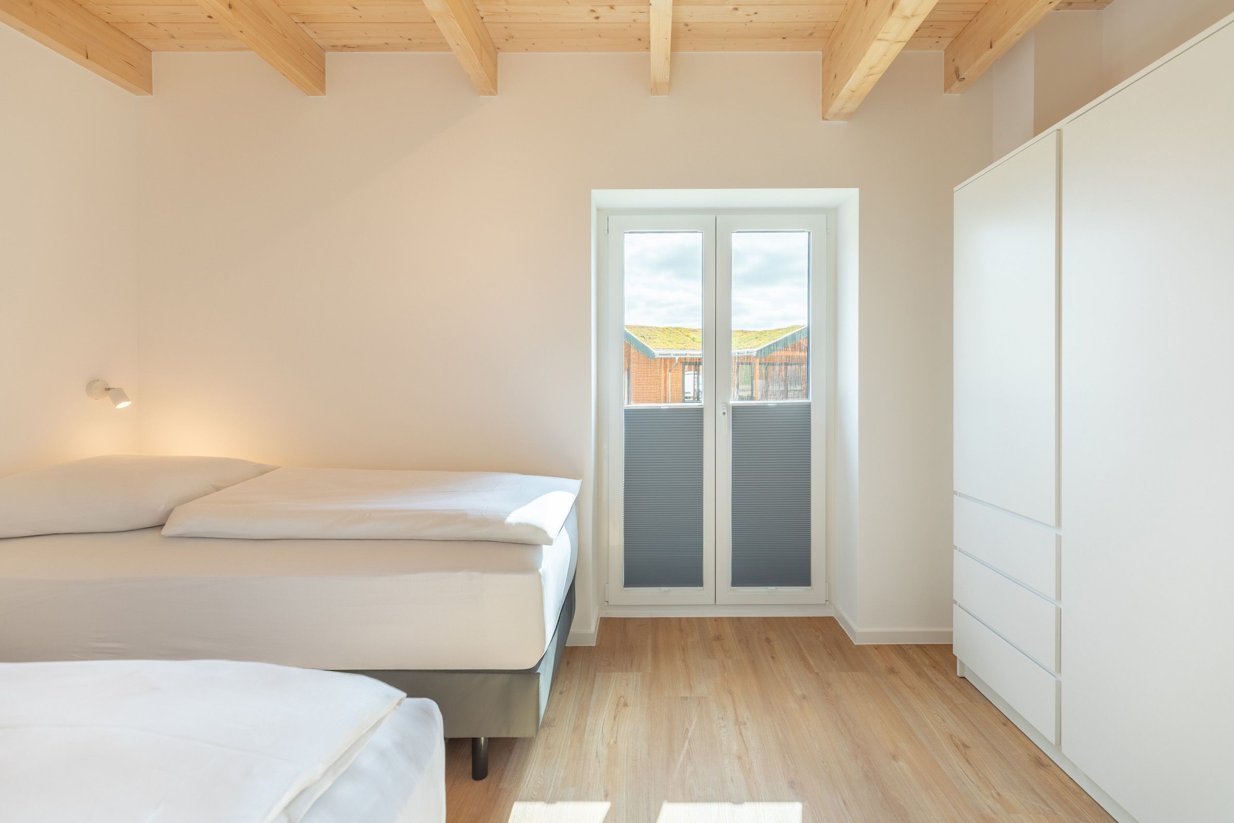 2 bedrooms, travel crib, free WiFi