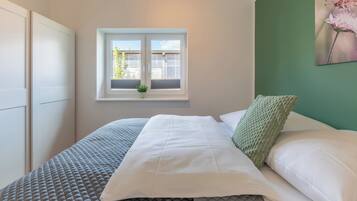 2 bedrooms, travel crib, free WiFi