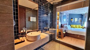 Perhehuone | Kylpyhuone | Suihku, ilmaiset hygieniatuotteet, hiustenkuivaaja, tohvelit