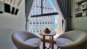 Deluxe Room | Desk, laptop workspace, blackout drapes, soundproofing
