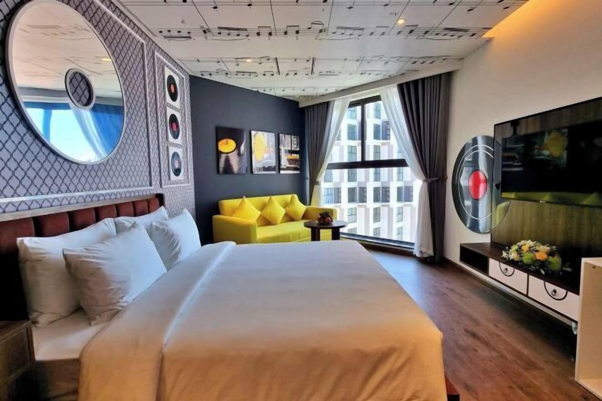 Escritorio, espacio para trabajar con laptop y cortinas blackout