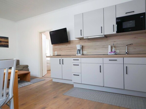 Mikrowelle, Geschirrspüler, Wasserkocher mit Kaffee-/Teezubehör