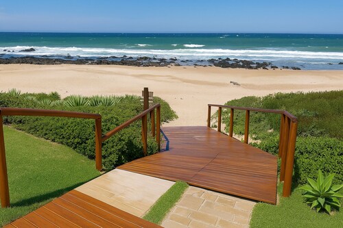 Charming 2-bedroom BeachApartment in Marvellous Jeffreys Bay Main Beach.