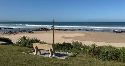 Charming 2-bedroom BeachApartment in Marvellous Jeffreys Bay Main Beach.