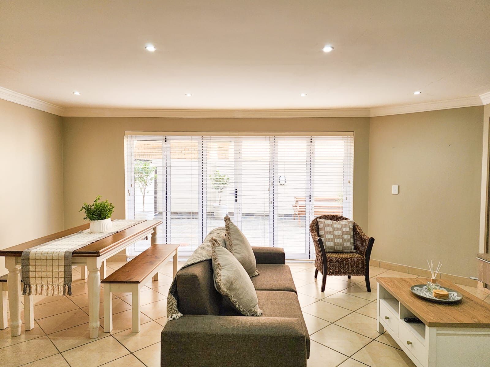 Una sala de estar con un sofá, una mesa de comedor y una silla.