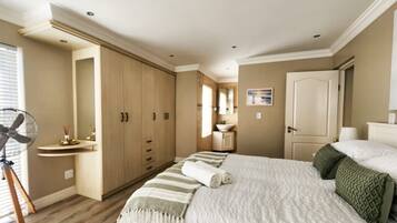 2 bedrooms, in-room safe, desk, iron/ironing board