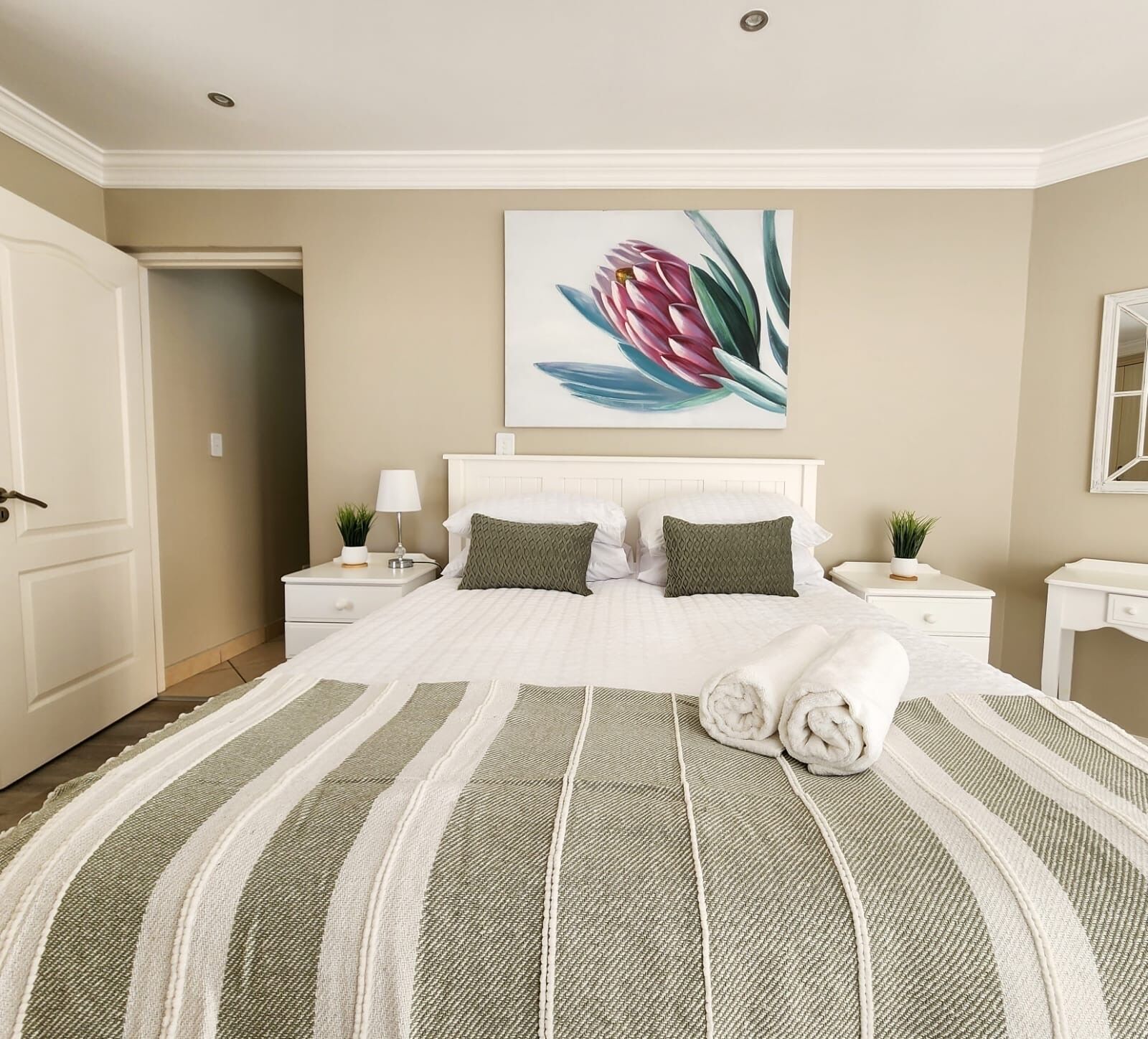 2 soveværelser, pengeskab på værelset, skrivebord, strygejern/strygebræt