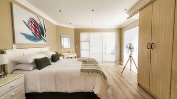 2 bedrooms, in-room safe, desk, iron/ironing board