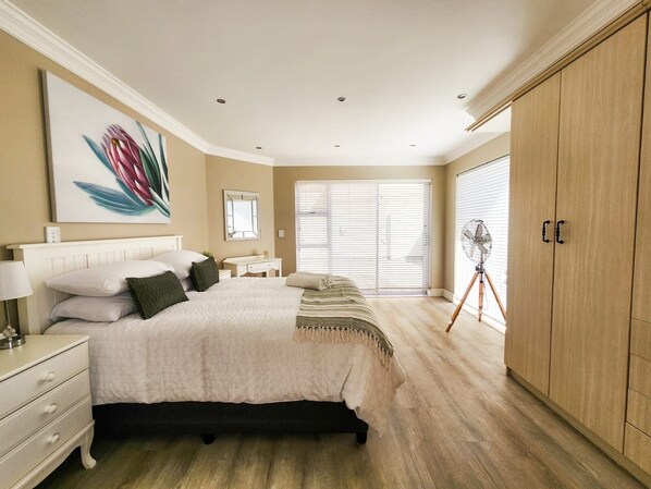 2 Schlafzimmer, Zimmersafe, Schreibtisch, Bügeleisen/Bügelbrett
