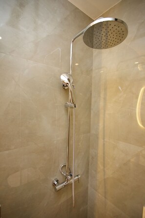 Douche, séchoir à cheveux, serviettes fournies, savon