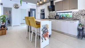 Refrigerador, microondas, horno, lavavajillas