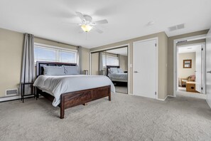 4 bedrooms, desk, iron/ironing board, WiFi