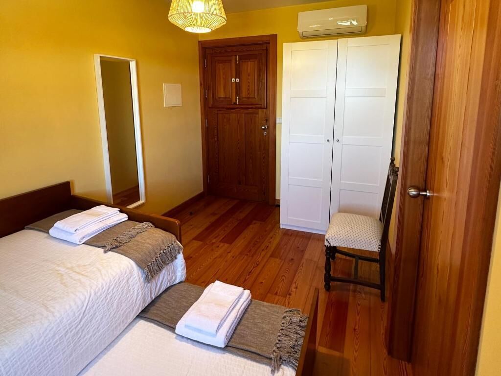 2 bedrooms, travel crib, free WiFi, bed sheets