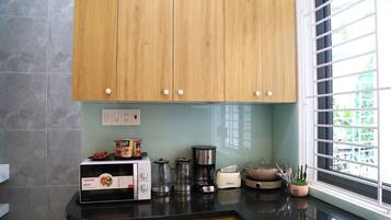 Frigobar, microondas, placa de cocina, molino de café