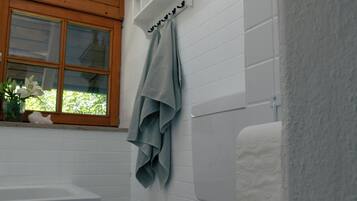 Haartrockner, Handtücher, Seife, Toilettenpapier