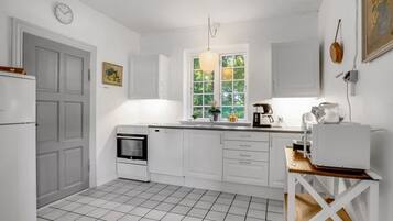 Kühlschrank, Mikrowelle, Ofen, Geschirrspüler