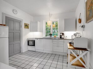 Fridge, microwave, dishwasher, cookware/dishes/utensils