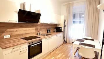 Geladeira, micro-ondas, fogão, cooktop