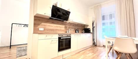 Frigorifero, microonde, forno, piano cottura