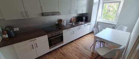 Kühlschrank, Mikrowelle, Ofen, Herdplatte