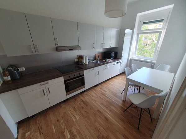 Coffee/tea maker, fridge, microwave, oven