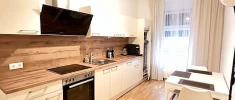 Een koelkast, een microgolfoven, een oven, een kookplaat