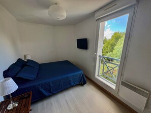 2 chambres, bureau, fer et planche à repasser, lit parapluie