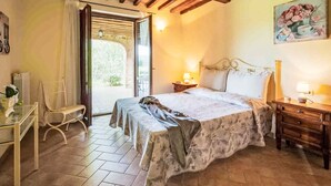A bedroom with a bed, a desk, and a chair. - Agriletizia by Interhome (Massa Marittima)
