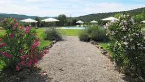 A gravel path leading to a pool area with umbrellas and lounge chairs. - Agriletizia by Interhome (Massa Marittima)