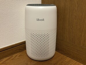 Hiustenkuivaaja, pyyhkeet, saippua, vessapaperi